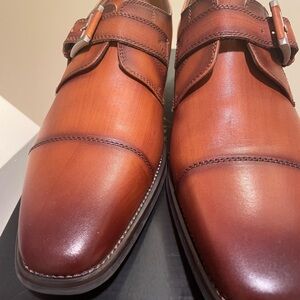 Like new excellent condition men dress shoes size 10